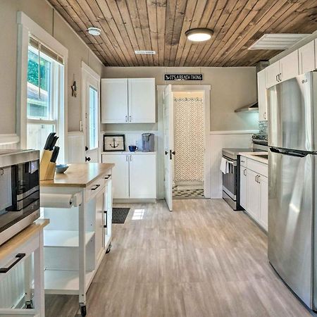 Chic Cottage With Private Yard Steps To Beach! コロニアル・ビーチ エクステリア 写真