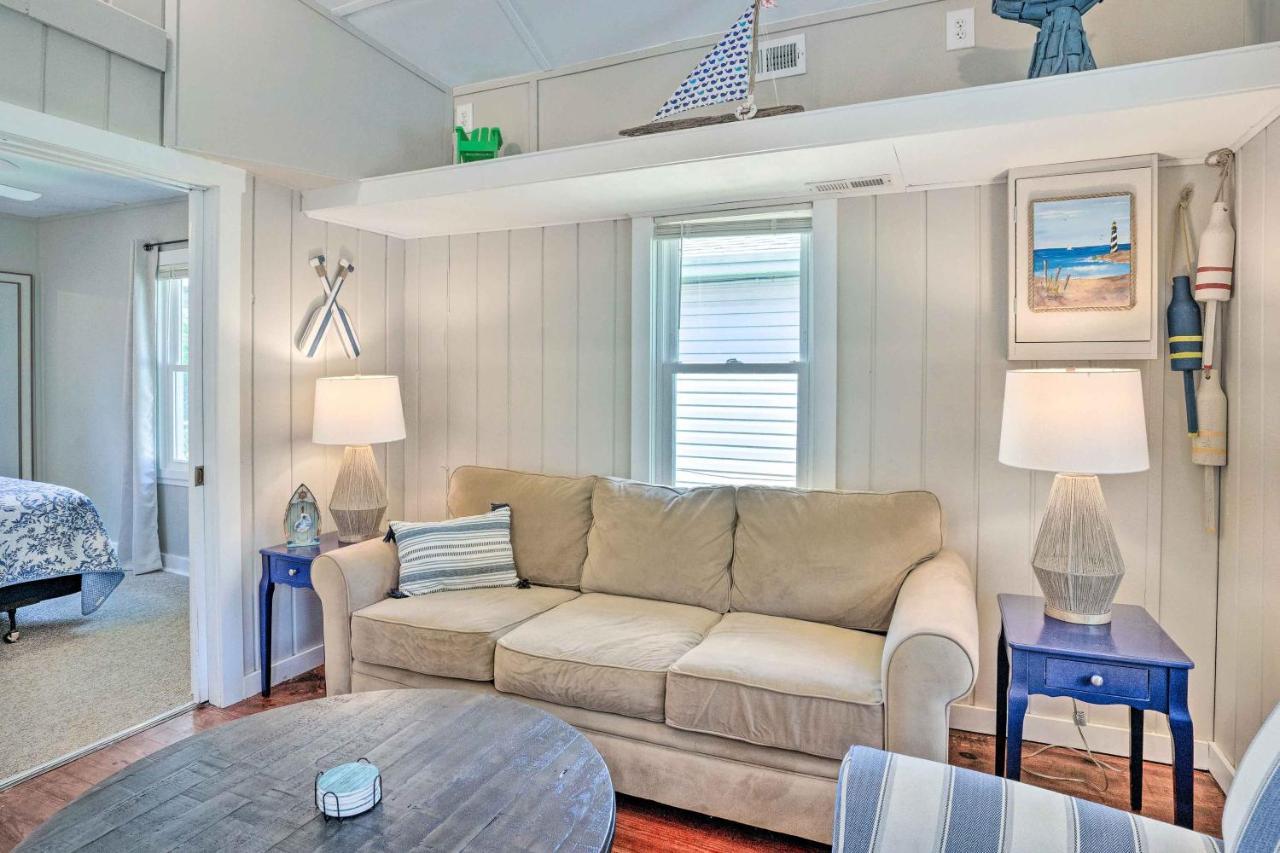 Chic Cottage With Private Yard Steps To Beach! コロニアル・ビーチ エクステリア 写真