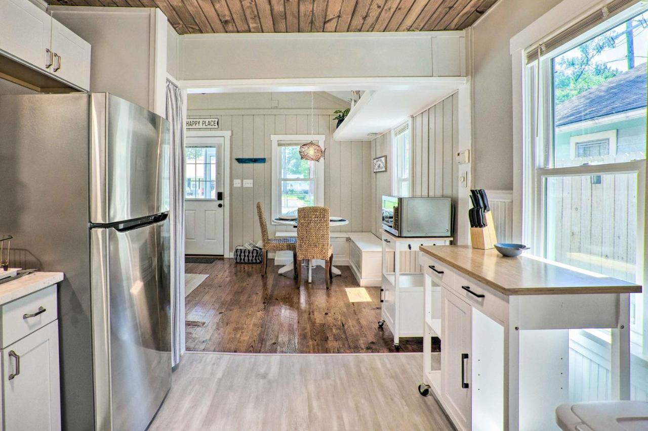 Chic Cottage With Private Yard Steps To Beach! コロニアル・ビーチ エクステリア 写真