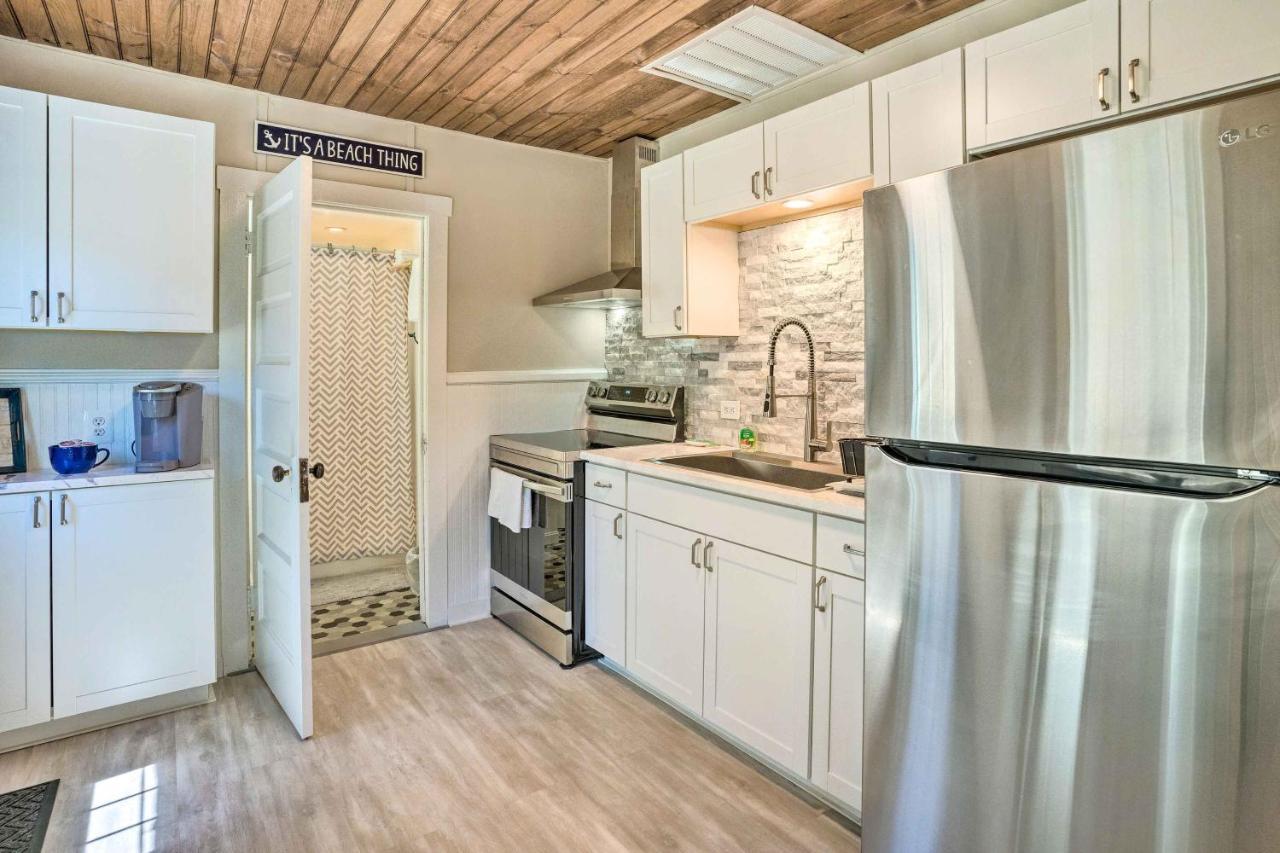 Chic Cottage With Private Yard Steps To Beach! コロニアル・ビーチ エクステリア 写真