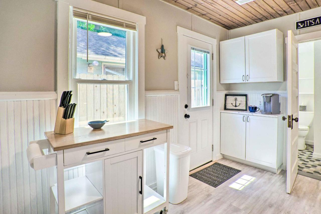 Chic Cottage With Private Yard Steps To Beach! コロニアル・ビーチ エクステリア 写真