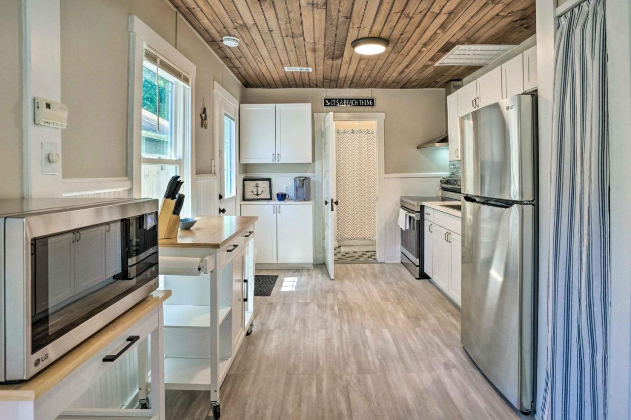 Chic Cottage With Private Yard Steps To Beach! コロニアル・ビーチ エクステリア 写真