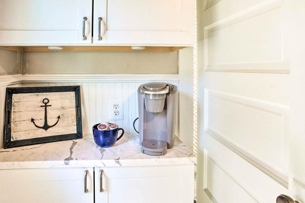 Chic Cottage With Private Yard Steps To Beach! コロニアル・ビーチ エクステリア 写真