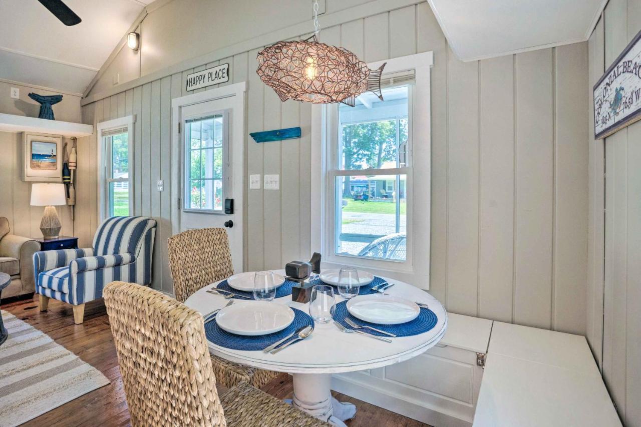 Chic Cottage With Private Yard Steps To Beach! コロニアル・ビーチ エクステリア 写真