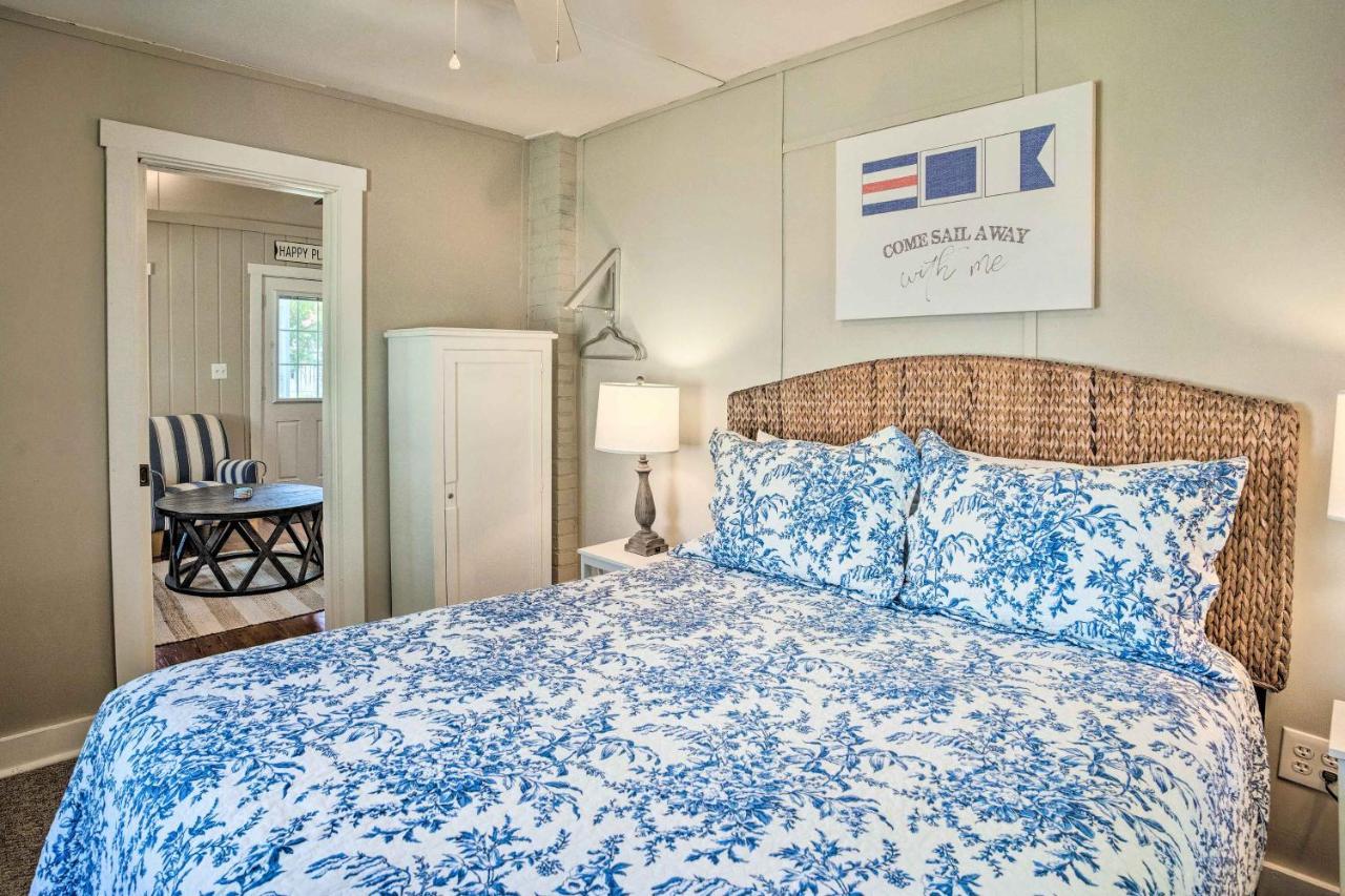 Chic Cottage With Private Yard Steps To Beach! コロニアル・ビーチ エクステリア 写真