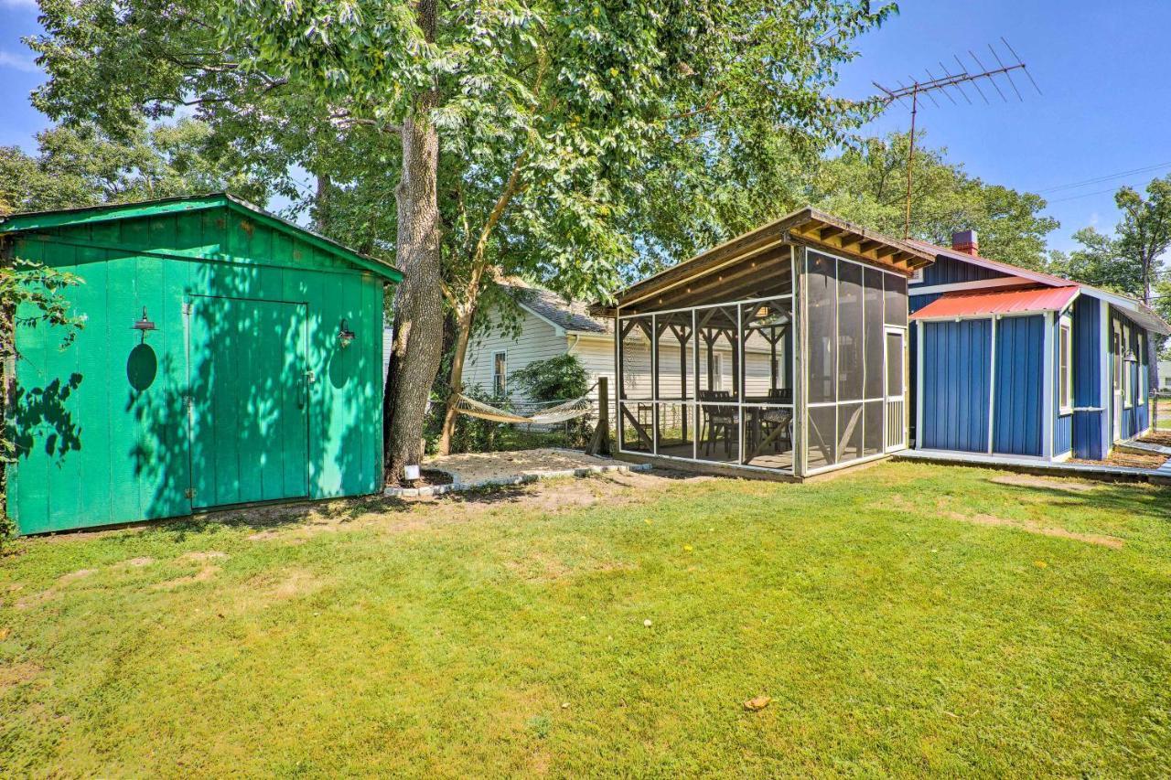 Chic Cottage With Private Yard Steps To Beach! コロニアル・ビーチ エクステリア 写真