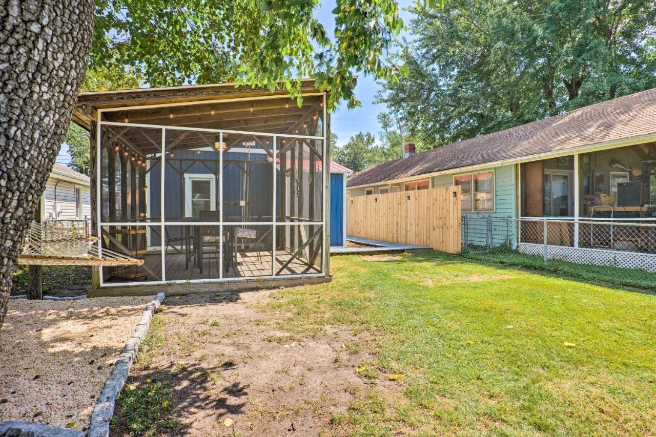 Chic Cottage With Private Yard Steps To Beach! コロニアル・ビーチ エクステリア 写真