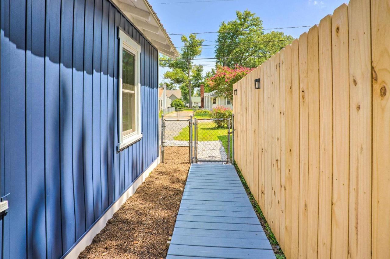 Chic Cottage With Private Yard Steps To Beach! コロニアル・ビーチ エクステリア 写真