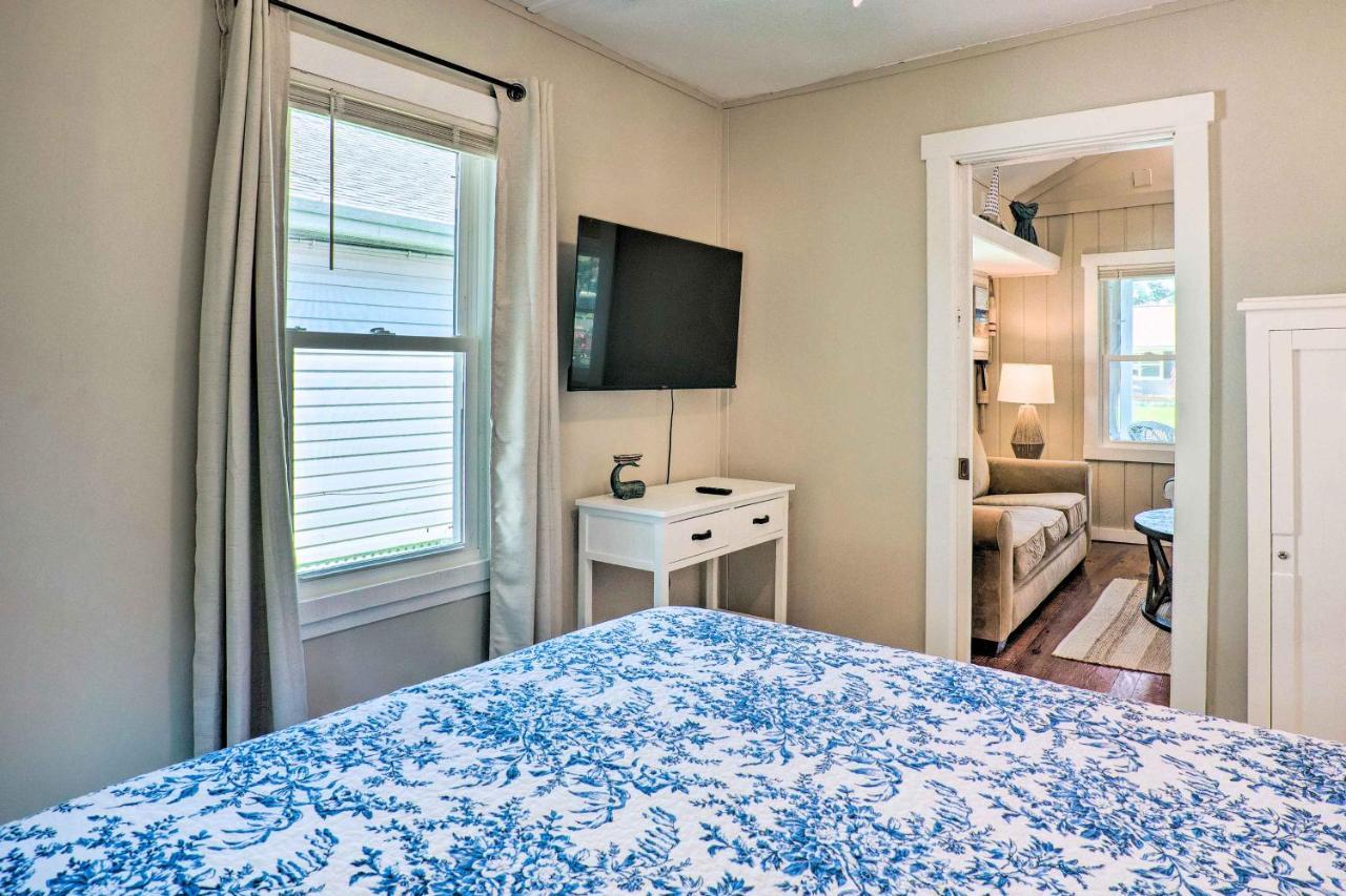 Chic Cottage With Private Yard Steps To Beach! コロニアル・ビーチ エクステリア 写真