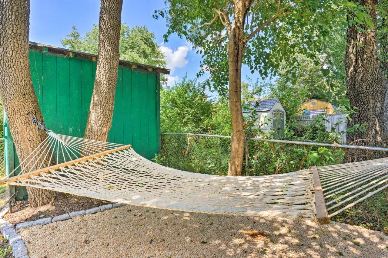 Chic Cottage With Private Yard Steps To Beach! コロニアル・ビーチ エクステリア 写真